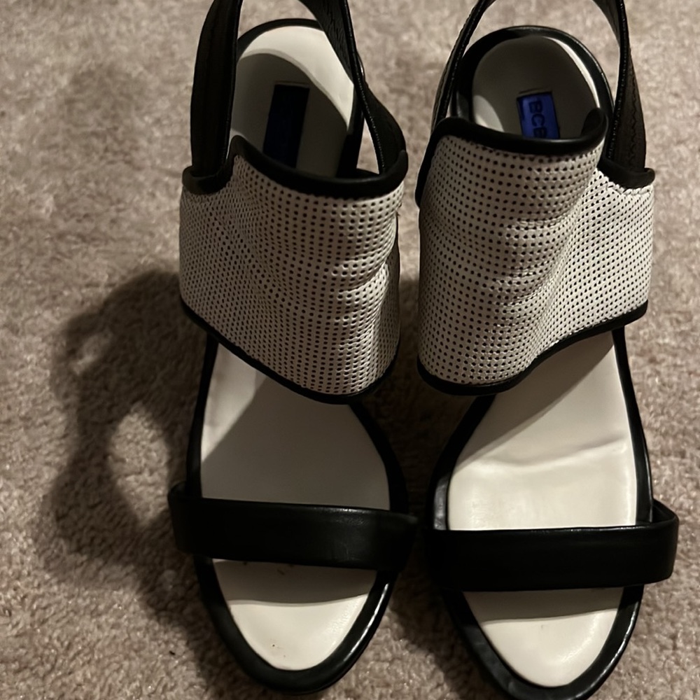 Woman BCBG High Heels Size 6 Black And White 4”Hy